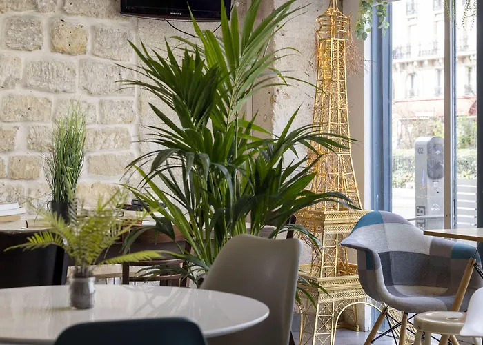 Le Regent Montmartre By HiphophostelsHostel